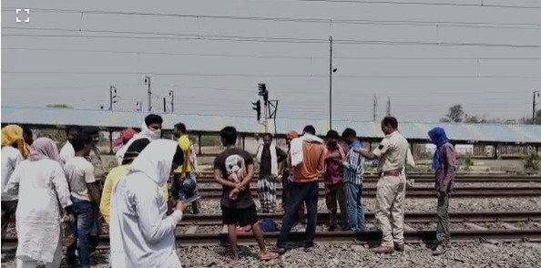 कैमूर-मोहनिया में अज्ञात ट्रेन से कटकर युवक की मौत,सूचना पर पहुँचे परिजनों में चीख पुकार,