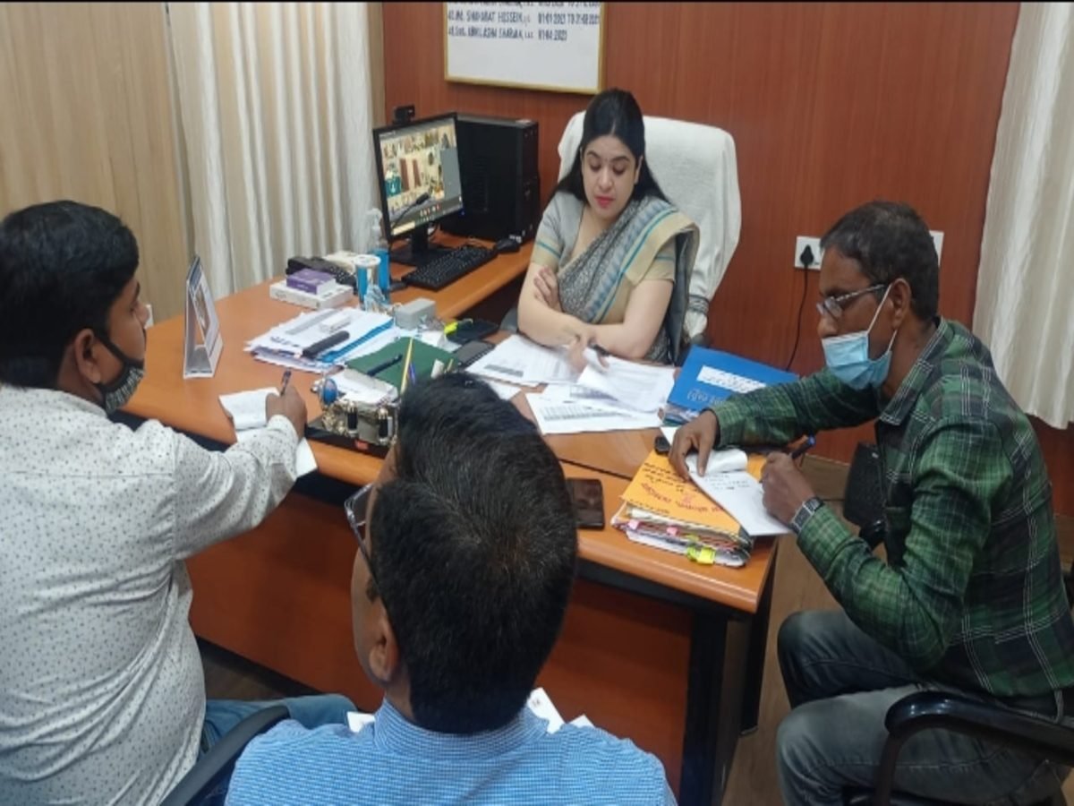 जिलाधिकारी की अध्यक्षता में बिहार दिवस मनाए जाने की तैयारियों को लेकर समीक्षा बैठक आयोजित