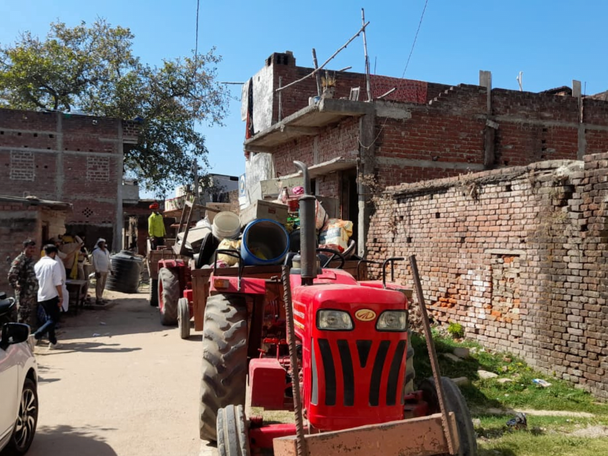 हत्याकांड के फरार अभियुक्तों के घर कुर्की