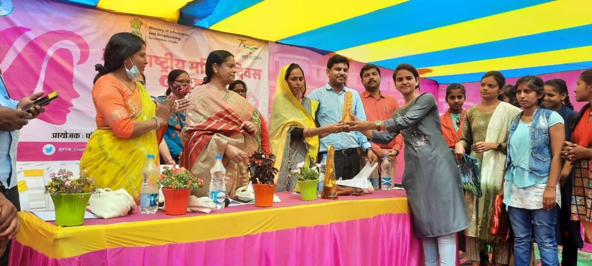 महिला दिवस पर महिलाओं ने जादूगर से मोहा सभी का मन