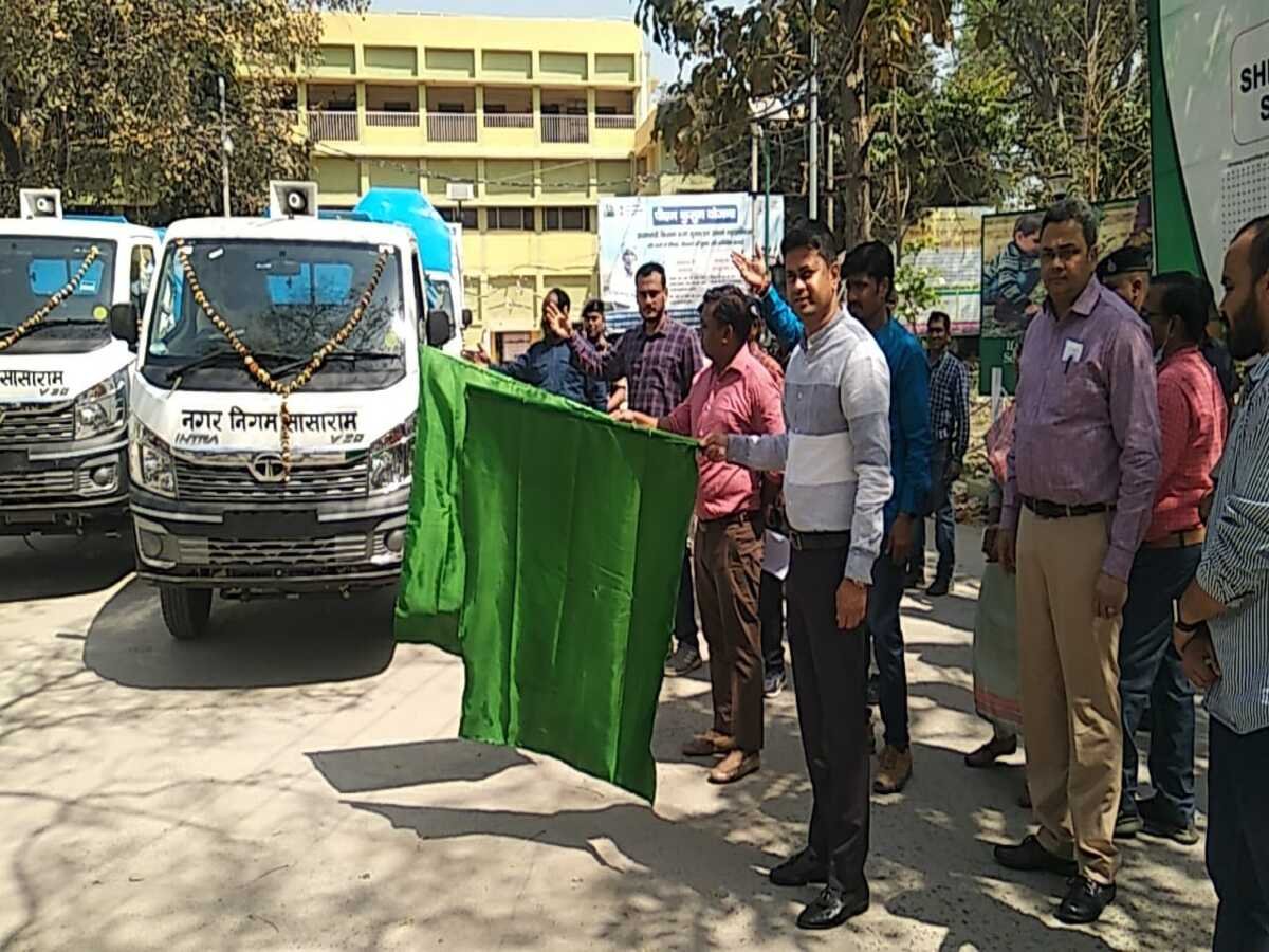 नगर की सफाई हेतु जिलाधिकारी ने 15 रथों को हरी झंडी दिखाया