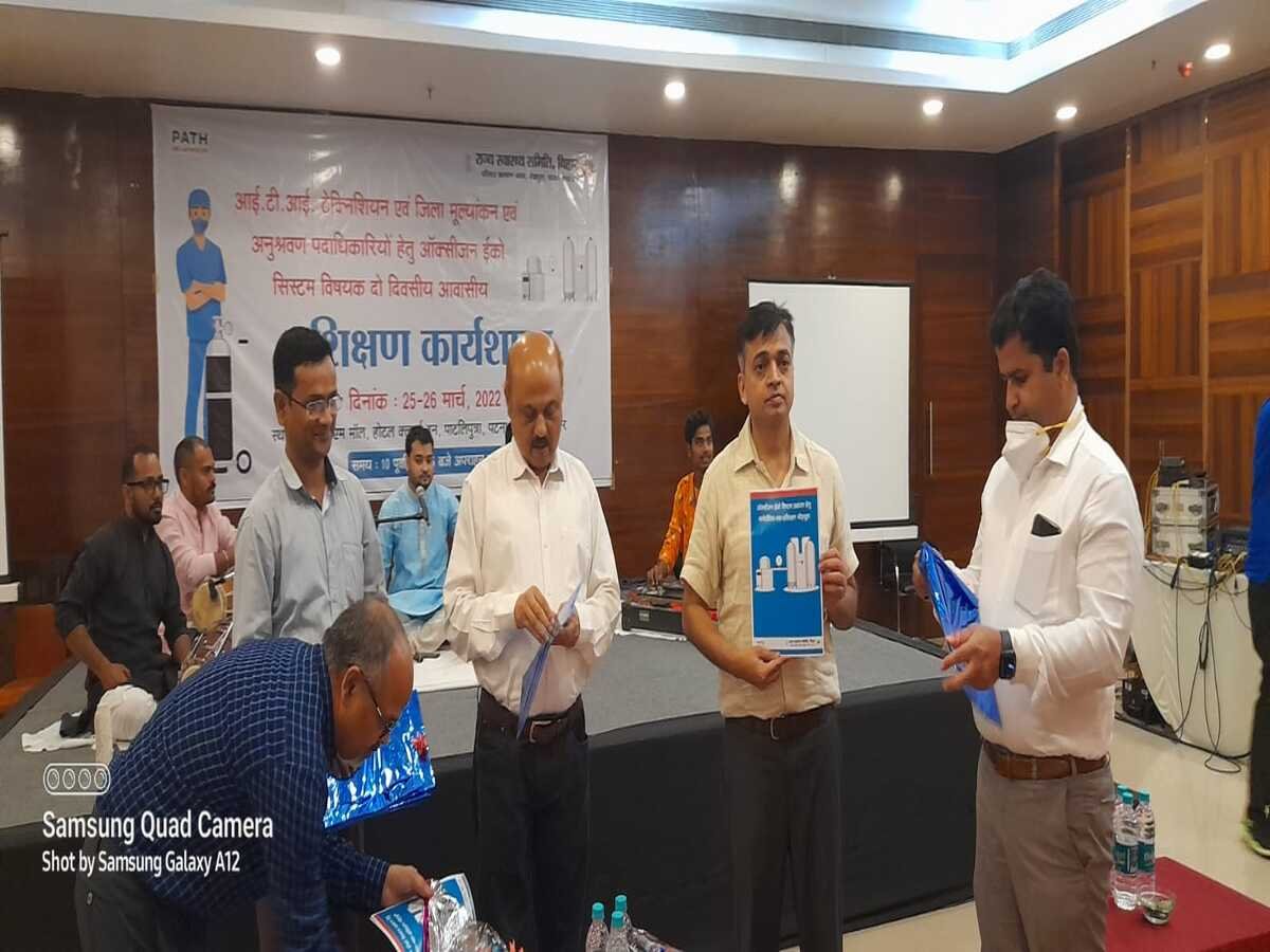 दो दिवसीय प्रशिक्षण कार्यक्रम में कार्यपालक निदेशक द्वारा पुस्तक का लोकार्पण