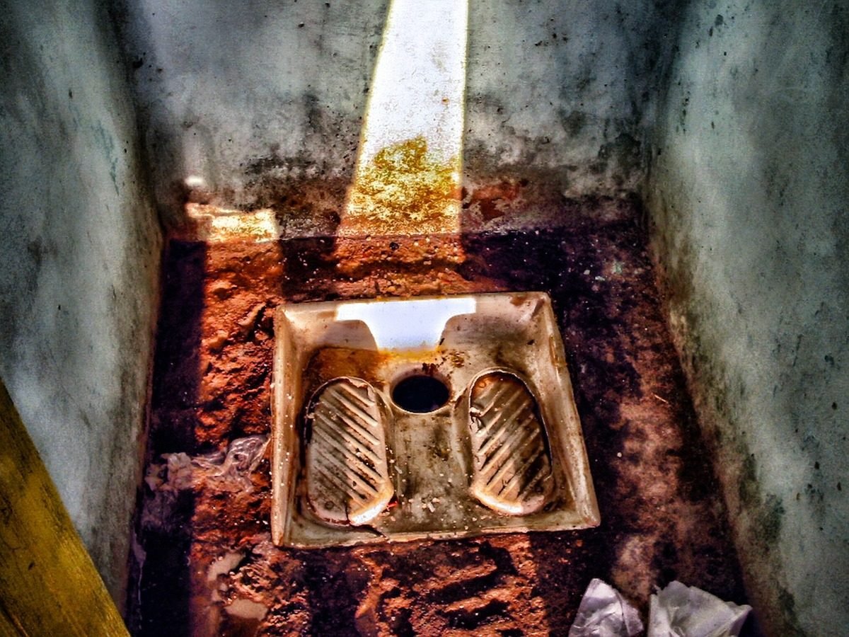 उपयोग लायक नहीं शहर के सार्वजनिक शौचालय, बदबूदार शौचालयों से लोग हो रहे दो-चार