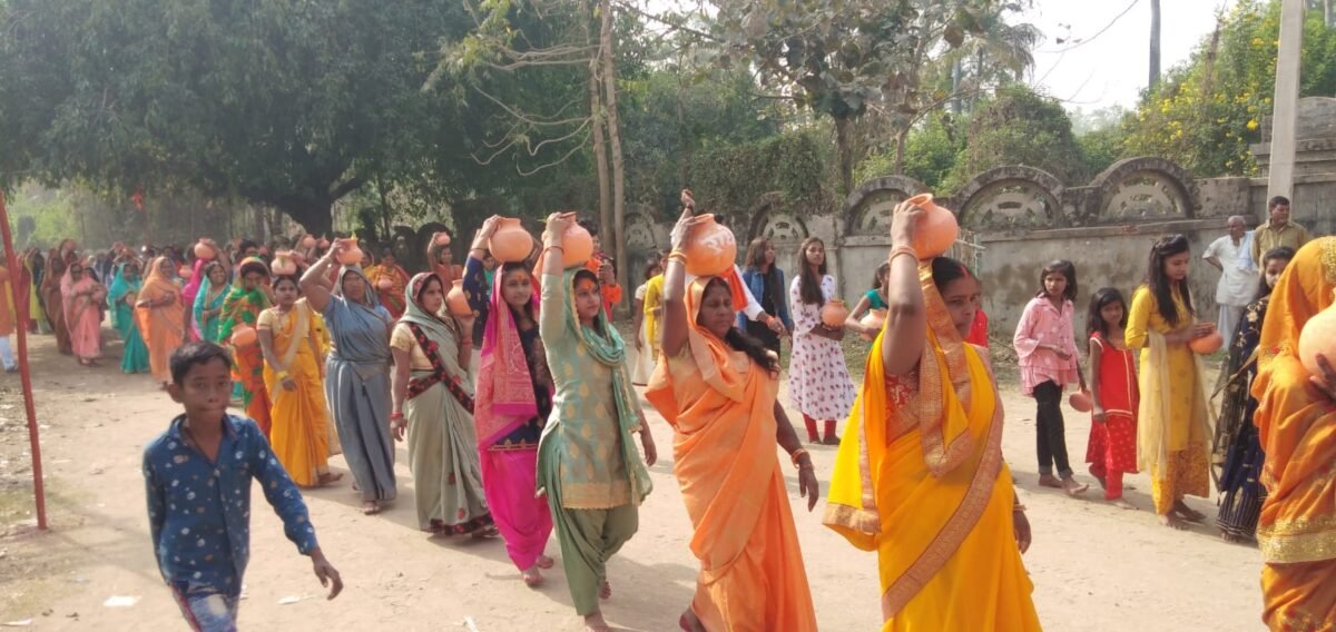 रोहतास जिले के तिलौथू में गाजे बाजे के साथ निकाली गई जलभरी व कलश यात्रा