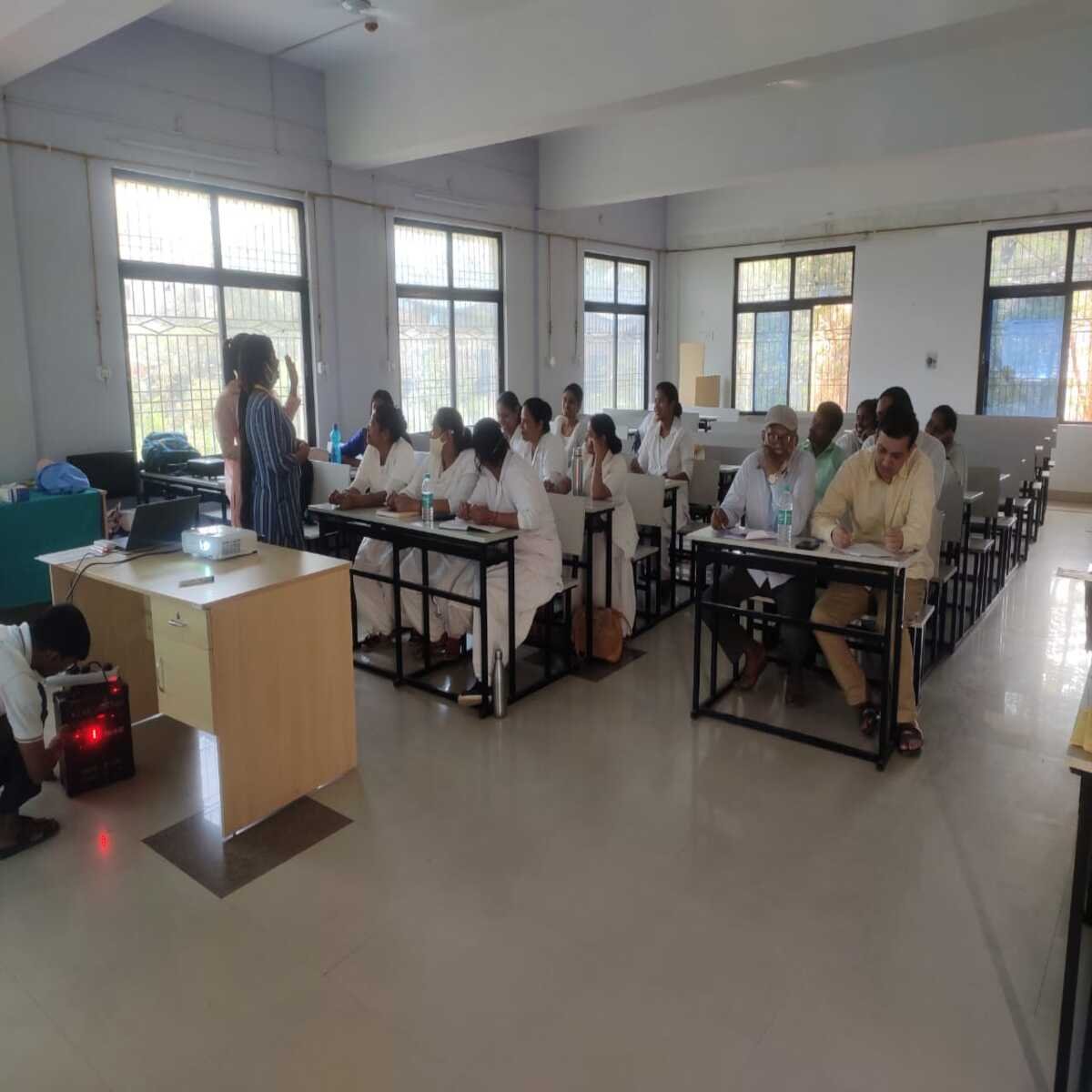 प्रसव के दौरान बुनियादी देखभाल को ले स्वास्थ्य कर्मियों ने सीखे हुनर