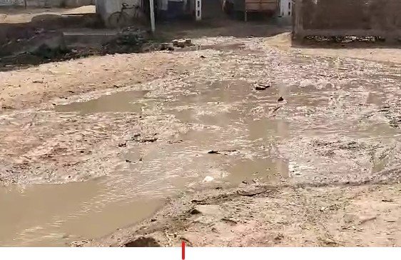 कैमूर-मोहनियां वार्ड 7 गंदे नाली के पानी से जलमग्न,लोगों का घर से निकलना भी हुआ दुश्वार