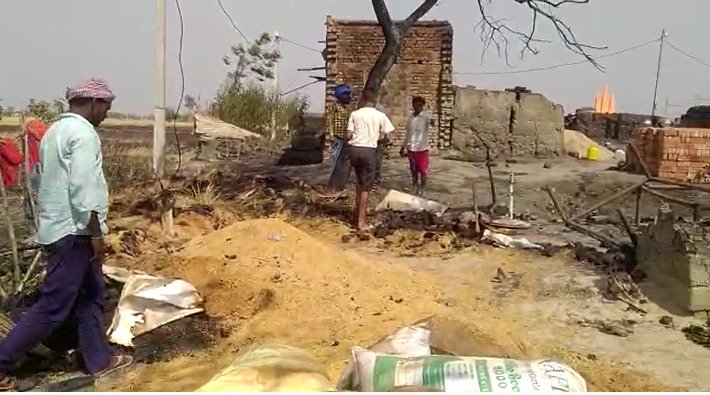 मोहनियाँ के अध्वनियाँ में लगी भीषण आग, 8 एकड़ समेत दलित बस्ती जलकर हुआ स्वाहा