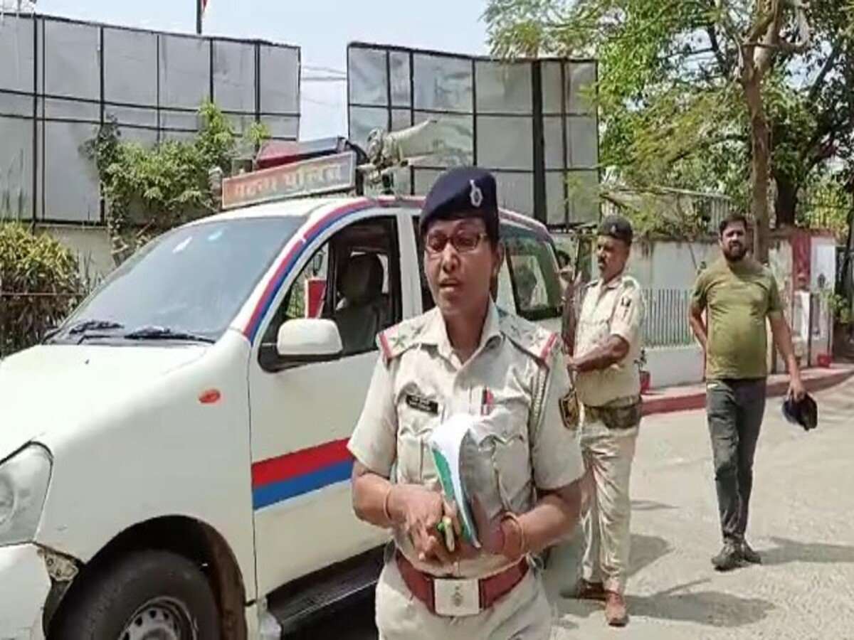 इश्क़ में एक तरफा पागल आशिक की करतूत, शरीर पर ब्लेड से लिख दिया “आई हेट यू”