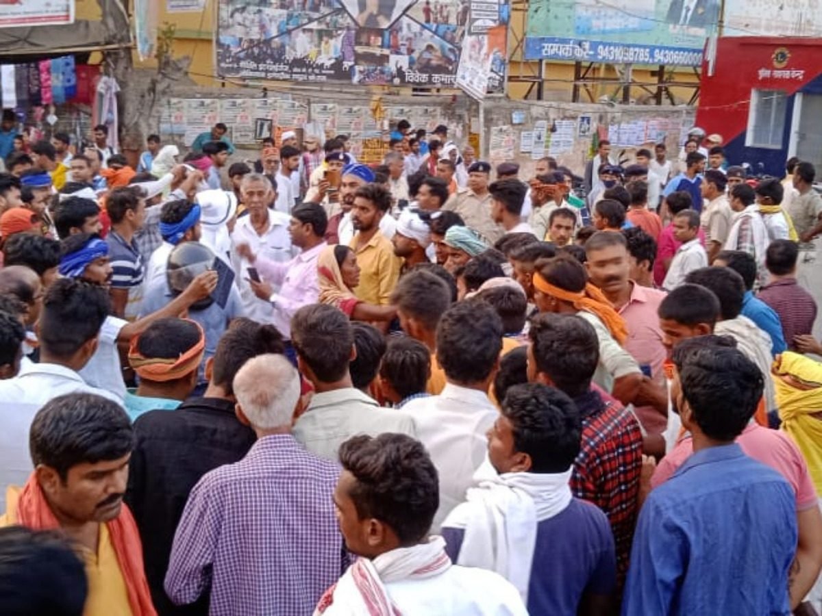 आपसी विवाद को लेकर मारपीट में एक की मौत, पुलिस से भिड़े लोग किया सड़क जाम