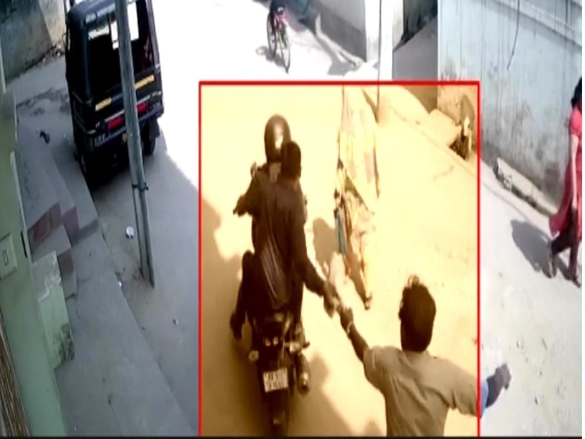 नील कोठी मोहल्ले में दिन दहाडे दो लाख की हुई छिनैती, दो मोटरसाइकल सवार अपराधियों ने दिया घटना को अंजाम