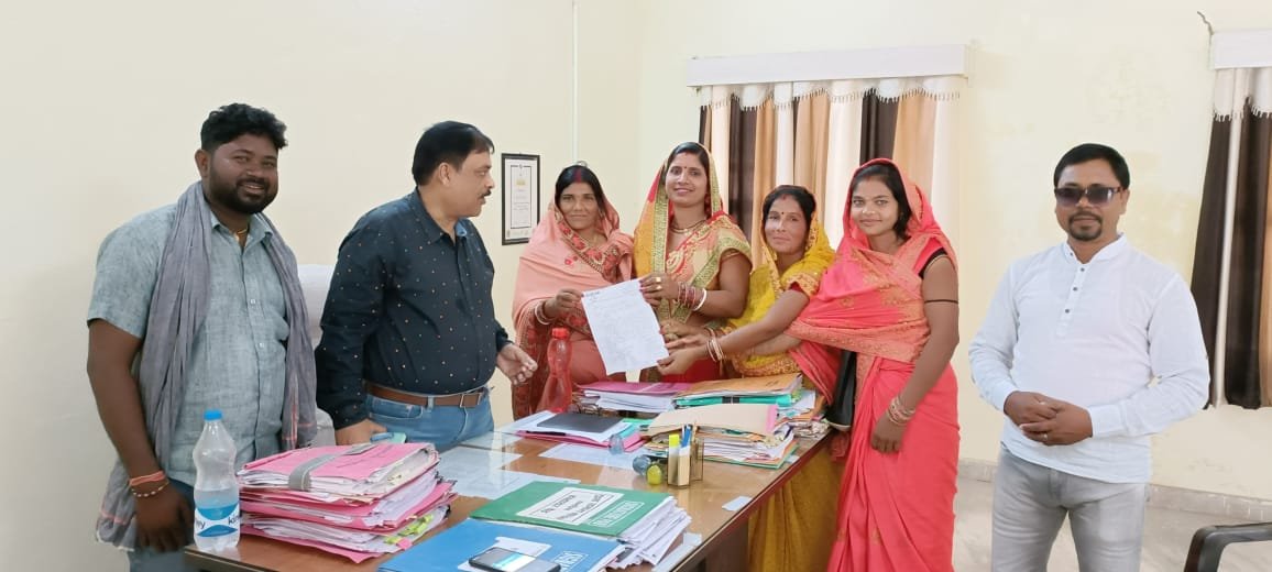 प्रखमु के खिलाफ,उप प्रखमु के नेतृत्व में 18 पंचायत समिति सदस्यों के द्वारा डीएम को ज्ञापन सौंपा गया