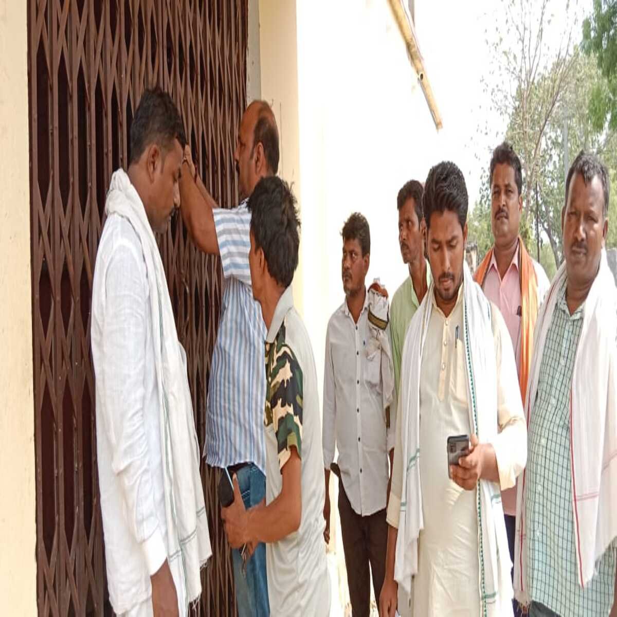 रोहतास: प्रमुख पति और उप प्रमुख पति द्वारा मनरेगा भवन में मारा गया ताला, घंटों देर तक लेखापालक रही अंदर बंद