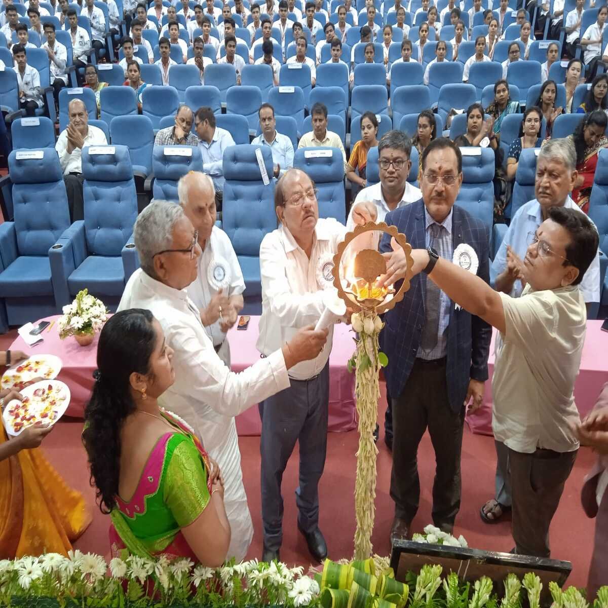 गोपाल नारायण सिंह विश्वविद्यालय के नारायण नर्सिंग कॉलेज के तत्वावधान में लैंप लाइटनिंग एवं शपथ ग्रहण समारोह आयोजित