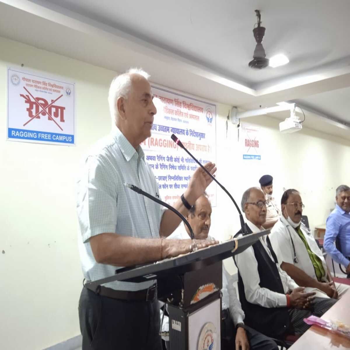 रोहतास: उच्चतम न्यायालय के आदेशानुसार रैगिंग एक दंडनीय अपराध है, यह पूर्ण रूप से गैरकानूनी कार्य है-कुलपति डॉक्टर एम एल वर्मा