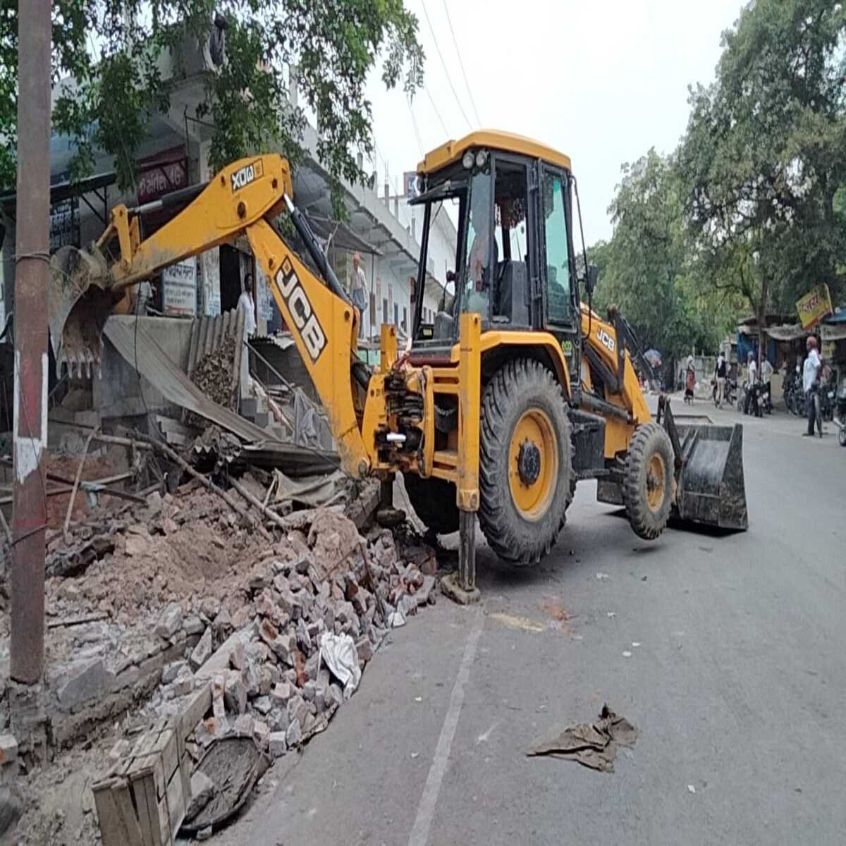 गाजीपुर: अवैध रूप से काबिज दुकानदारों के अस्थाई अतिक्रमण पर गरजा बाबा का बुलडोजर