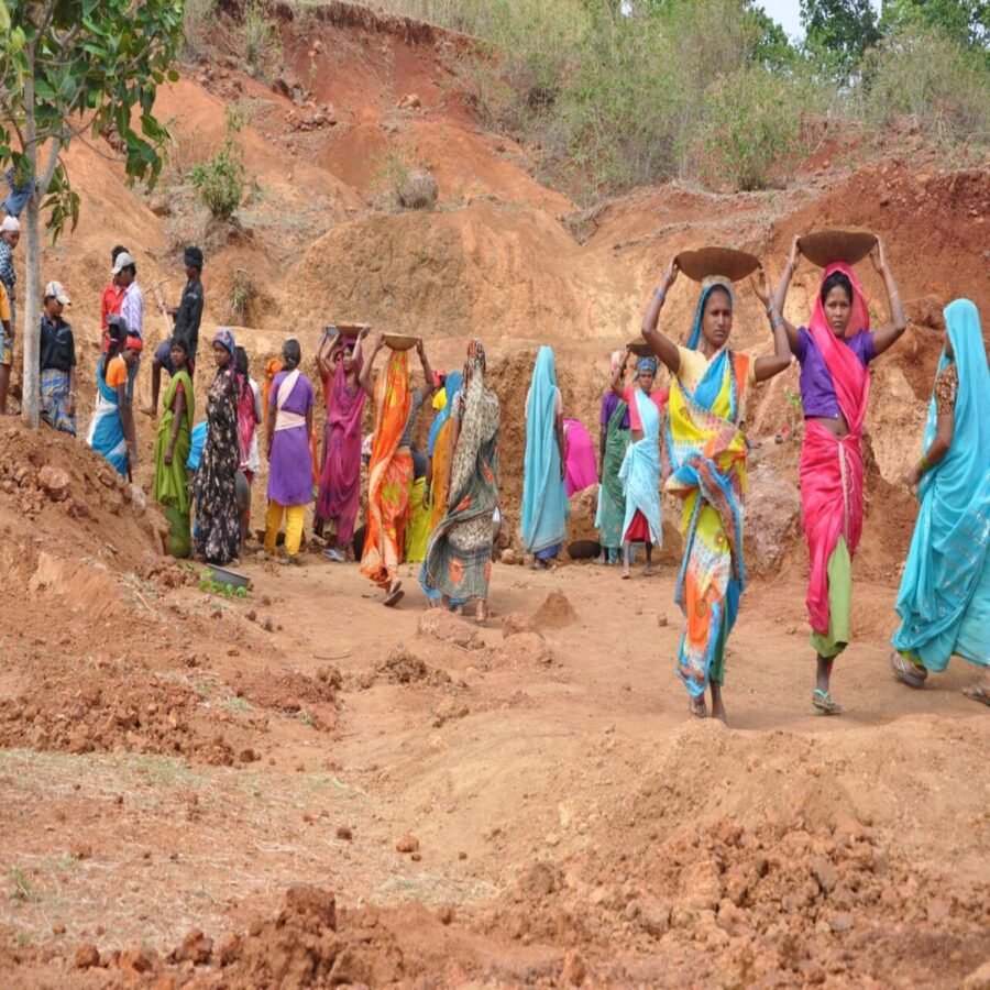 मालटी रेलवे की भूमि पर बिना अनुमति मनरेगा योजना से की जा रही खुदाई, करने का मामला उजागर 