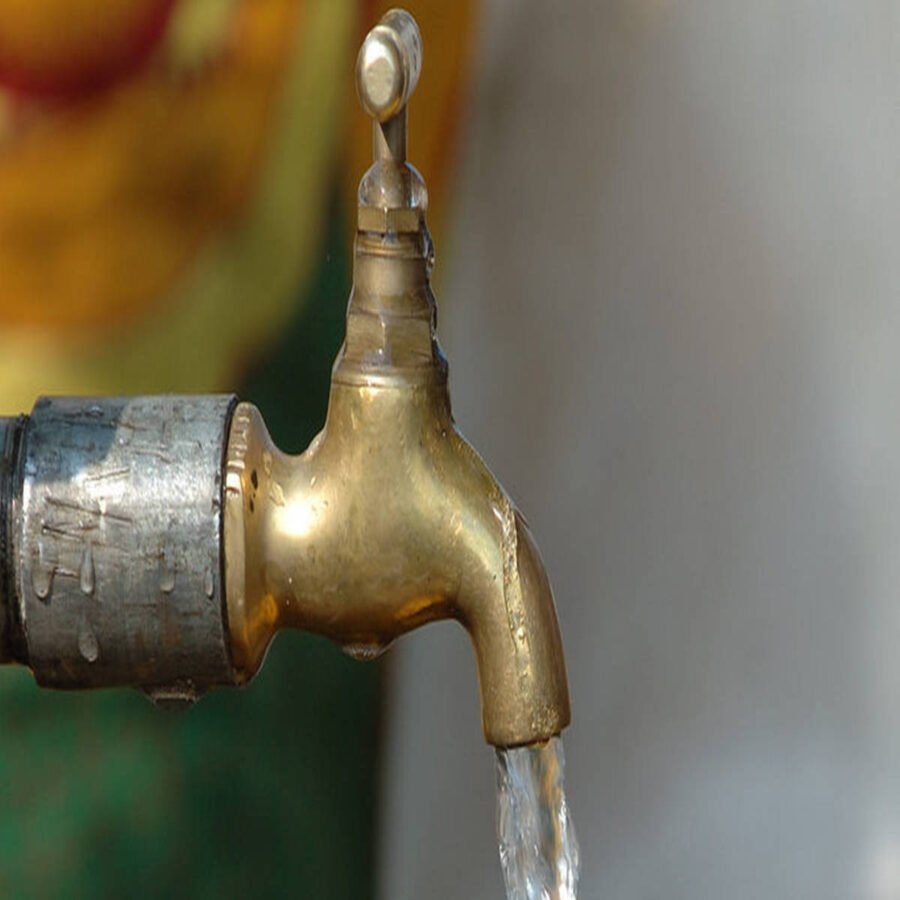 नल जल योजना के तोते उड़े हैं और पदाधिकारी महोदय को निर्धारित शुल्क चाहिए