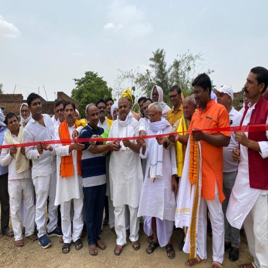 ग्रामीणों ने श्रमदान कर सड़क का किया निर्माण
