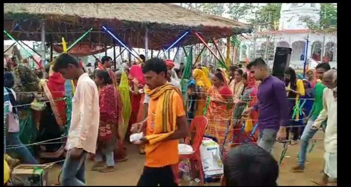  रात्रि में रासलीला देखने के लिए हजारों की संख्या में पहुंच रहे हैं श्रद्धालु।