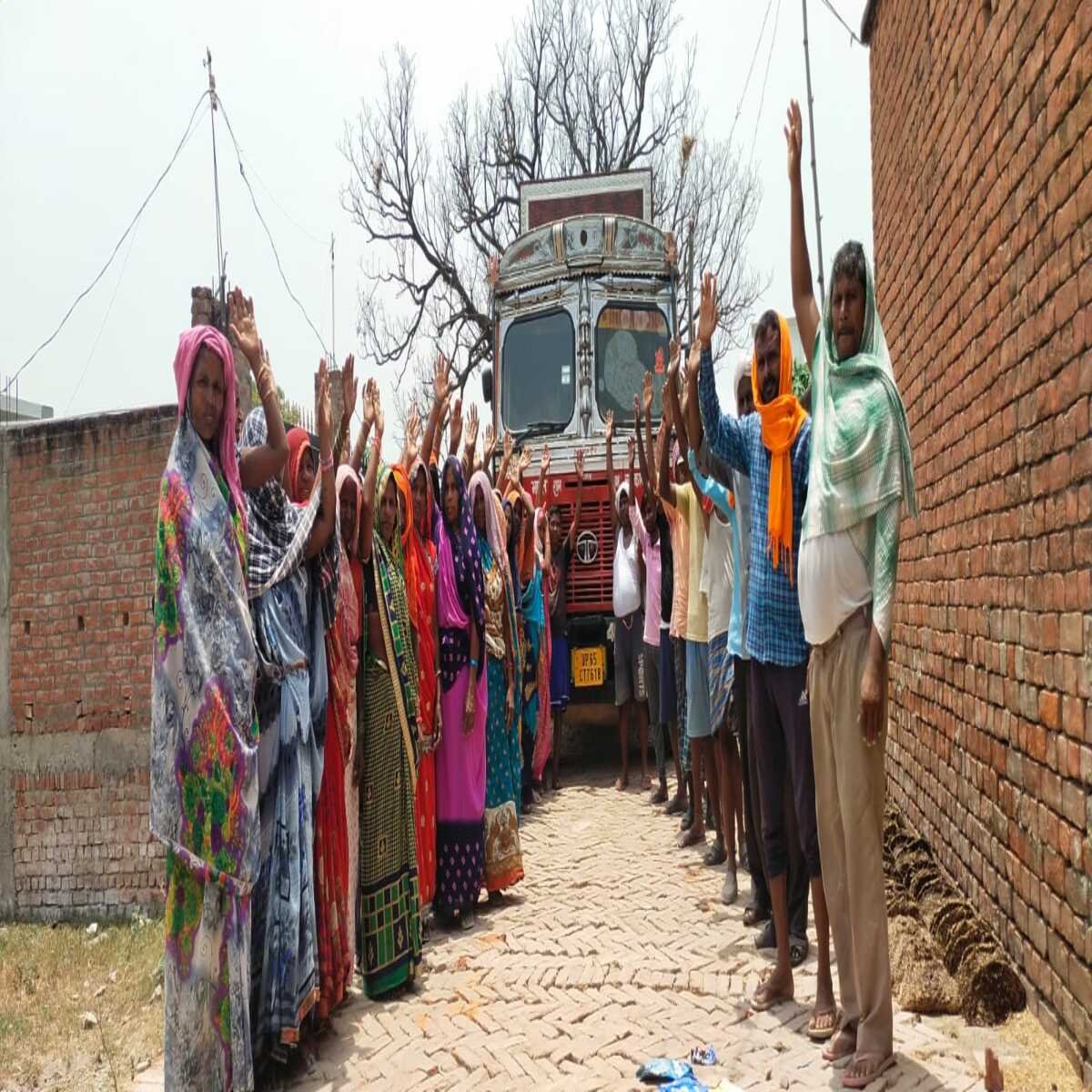 चंदौली: ग्रामीणों ने प्रदर्शन कर गैस सिलिंडर भरे ट्रक को रोका