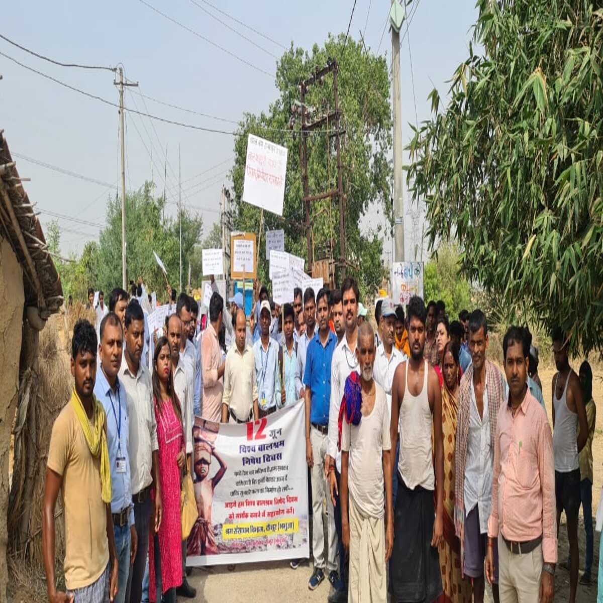 कैमूर: बाल श्रम के खिलाफ प्रभातफेरी निकालकर किया गया जागरूक, श्रम विभाग और आईटीआई के छात्रों कर्मियों तथा अधिकारी हुए शामिल, इटाढ़ी से बारे तक निकाली गई प्रभातफेरी