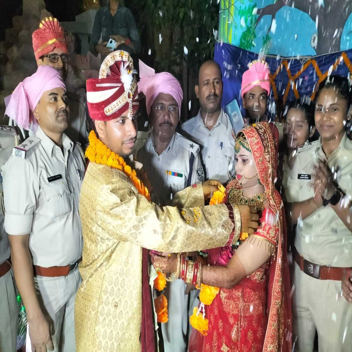 कैमूर: अनोखी शादी गाजे बाजे के साथ दुल्हन को लेने बारात लेकर दूल्हा पहुँचा भभुआ थाना, थाने में धूमधाम से हुई शादी, व्यवस्थापक रहे पुलिस