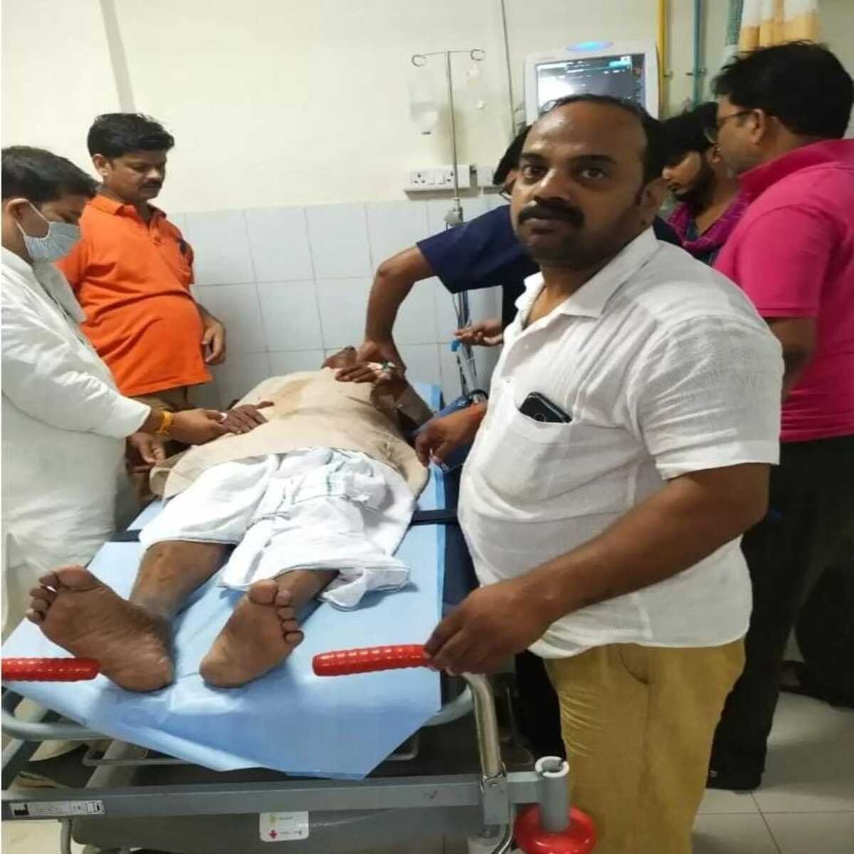 चंदौली: चकिया विधायक कैलाश आचार्य की गाड़ी डंपर से टकरायी, हादसे में घायल 4 लोग ट्रॉमा सेंटर रेफर