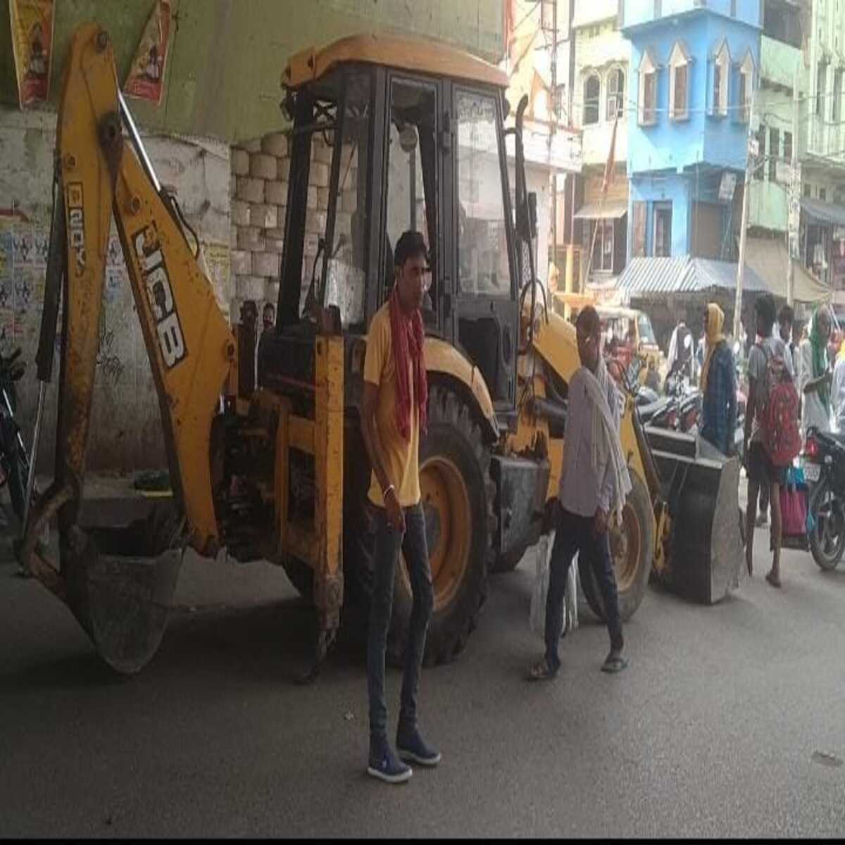 कैमूर: बुलडोजर लेकर निकली नगर पंचायत की टीम, दुकानदारों में मचा हड़कंप