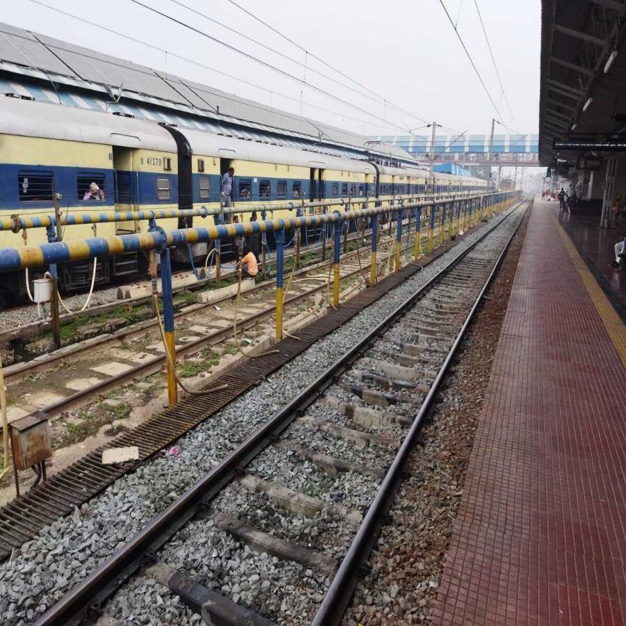 चंदौली: सुबह 03207 ई यम यू को पी डी यू के बजाय वाराणसी जंक्शन औरदोपहर 03289डा ई यम यू को शाम वाराणसी जंक्शन से चलाने की मांग
