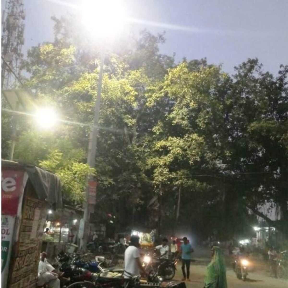 खराब पड़ी हाईमास्ट लाइट दुरूस्त, मारुफपुर मार्केट में लौटी रौनक