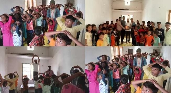 सम्पूर्ण जगत कल्याण के सहयोग से योगाचार्य शुभम ने छात्रों को दी योग की जानकारी