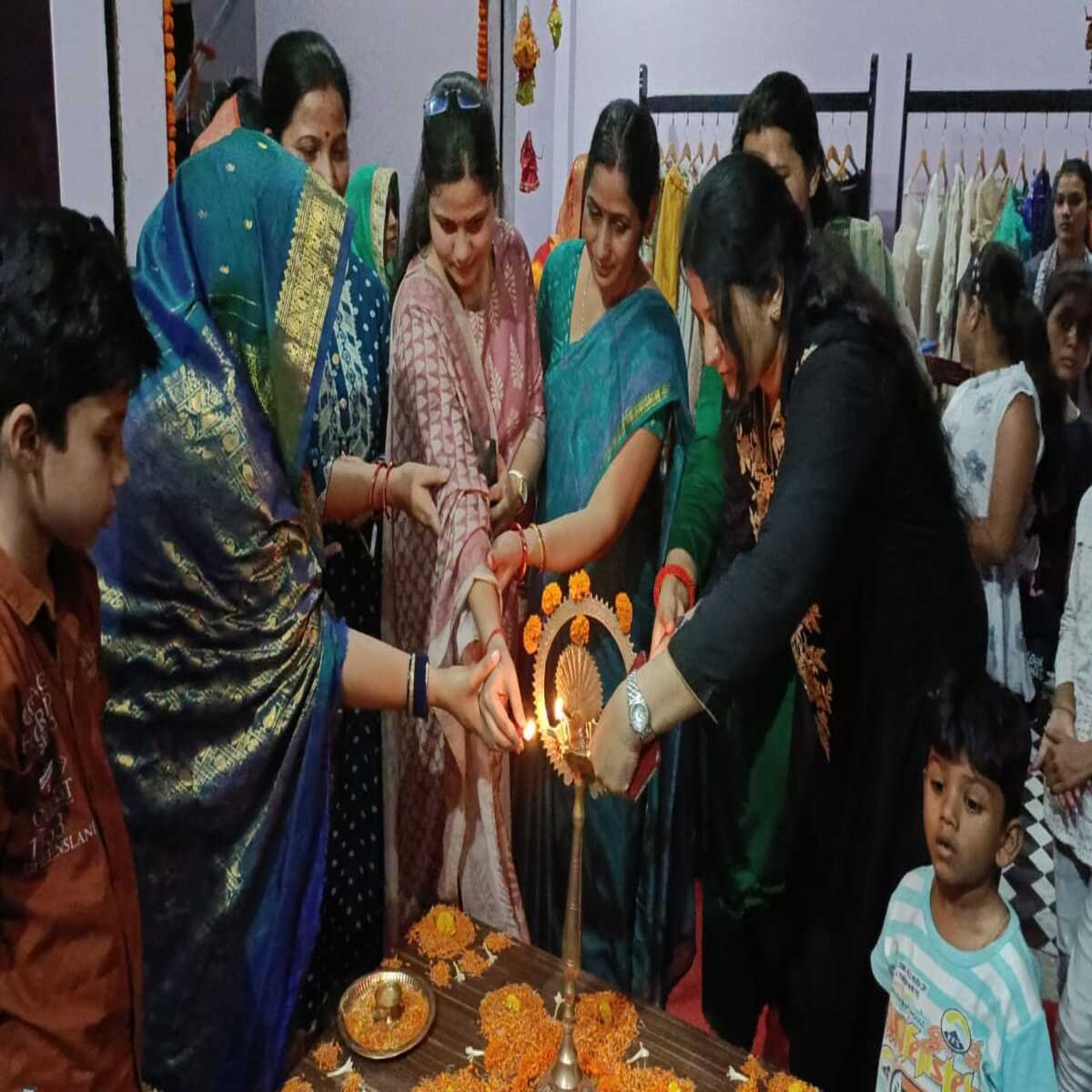 पूर्व विधायक मनोज सिंह डब्लू की बहन पूर्व जिला पंचायत मीना सिंह बेरोजगार युक्तियों को रोजगार देने की पालकी