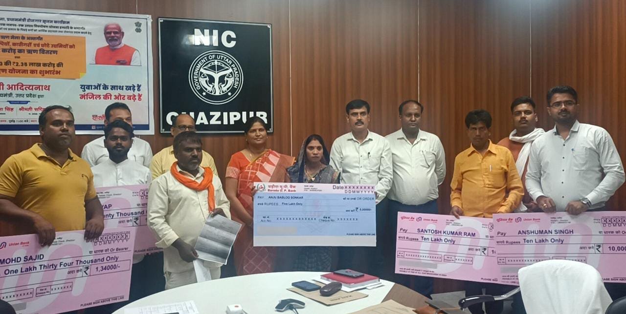 जनपद में विभिन्न योजनाओ के अन्तर्गत कुल 1661 लाभार्थियों में कुल 4133.41 लाख का ऋण/स्वीकृति पत्र वितरण किया गया