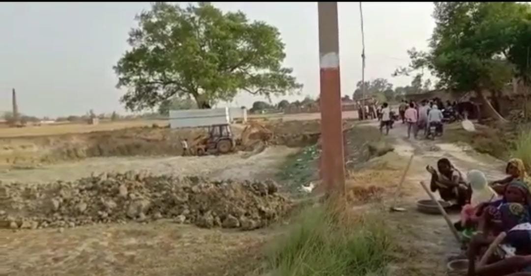 शासन की प्रमुख योजना मनरेगा की प्रधान ने उड़ा रखी धज्जियां चलती रही जेसीबी बैठे रहे मजदूर