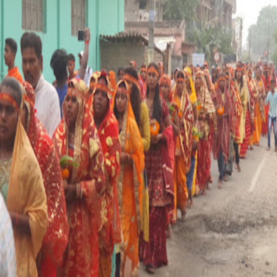 हाजीपुर: महुआ में अष्टयाम यज्ञ को लेकर महिलाओं ने निकाली कलश यात्रा