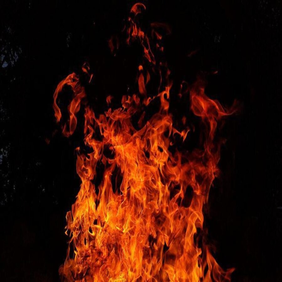 रोहतास: एक घर में लग रही है रहस्यमयी आग, बारह दिनों से प्रतिदन सात से आठ बार लग रही है आग:घर वाले के साथ पड़ोसी भी कर रहे हैं रतजग्गा