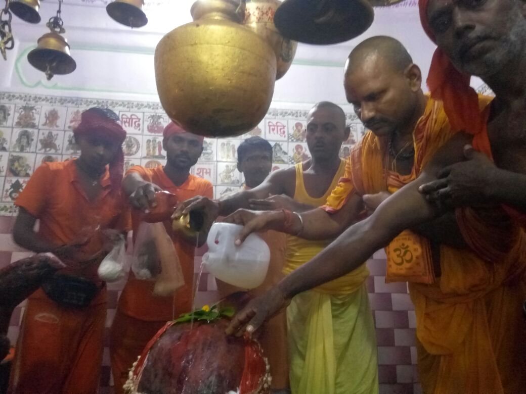 सावन की पहली सोमवारी को शिवालयों में उमड़ा भक्तो का सैलाब