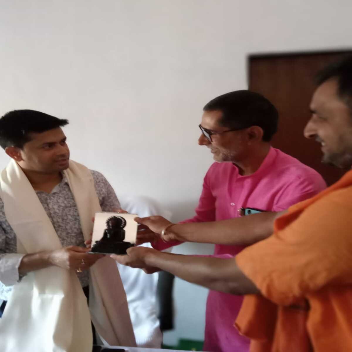 रोहतास: सद्भावना समिति व शांति समिति के द्वारा जिलाधिकारी धर्मेन्द्र कुमार को सम्मानित किया गया