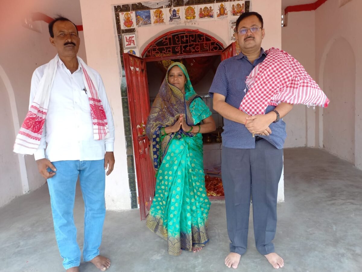 कैमूर रोहतास विधान परिषद के जीत की मनोकामना पूर्ण होने पर वार्ड सदस्य ने मां कामाख्या के दरबार में की पूजा अर्चना