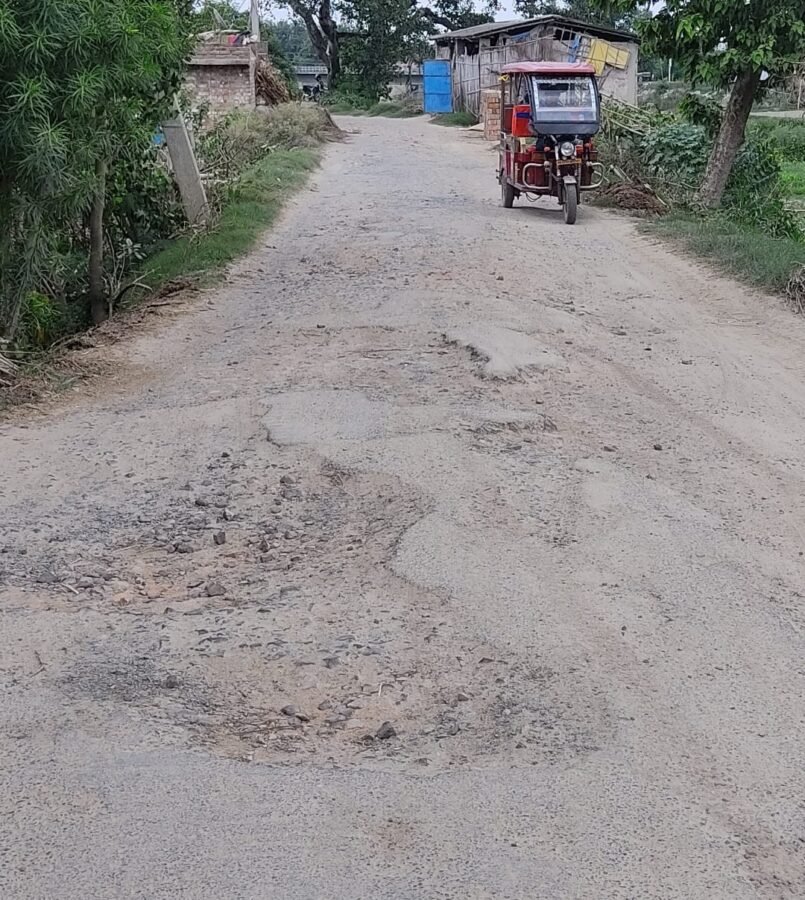 खरमौली चिल्हाय पथ जर्जर होने से राहगीरों को हो रही परेशानी 