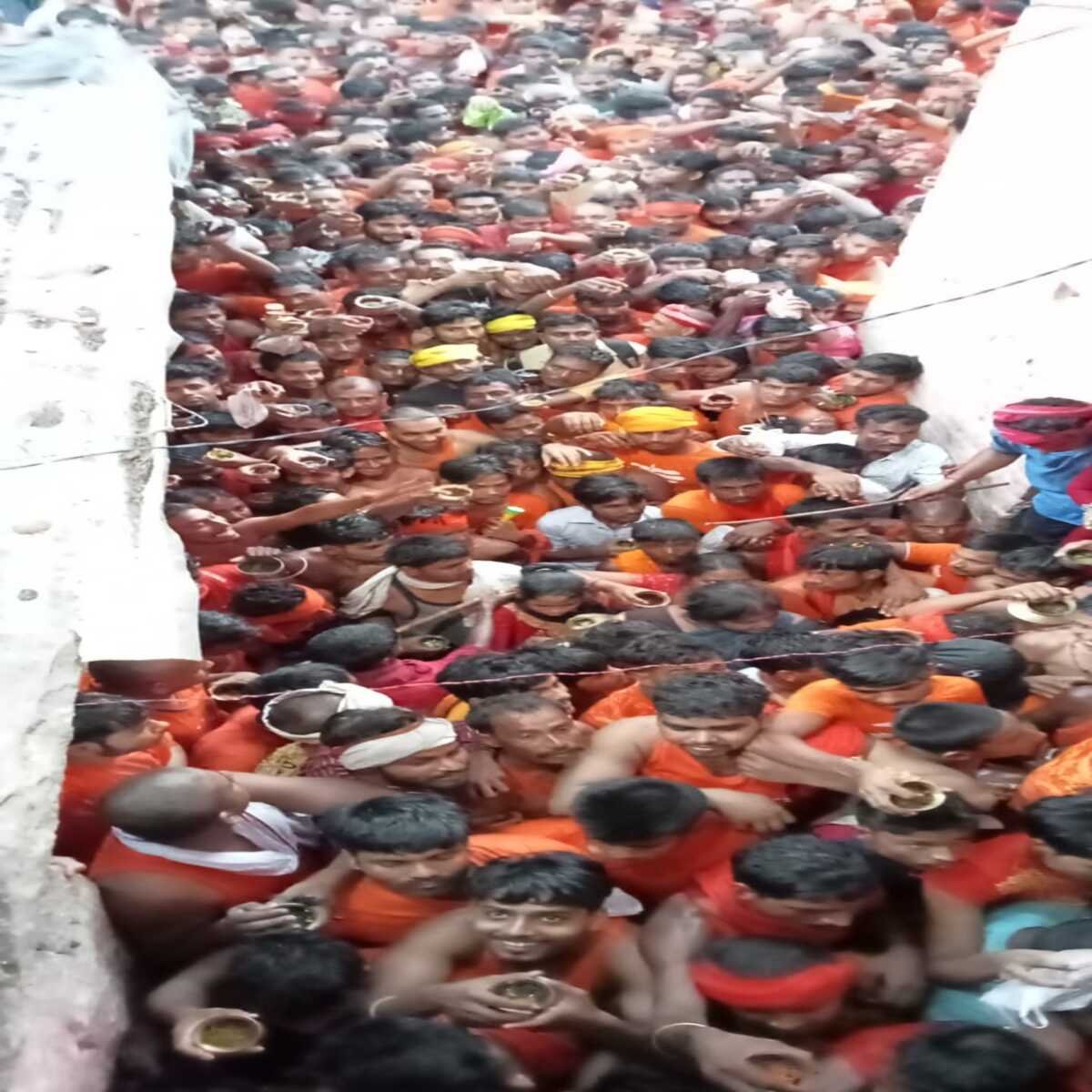 सावन माह की पहली सोमवारी को गुप्ता धाम में उमड़ी भक्तों की भीड़, 40 हजार से अधिक भक्तों ने किया जलाभिषेक