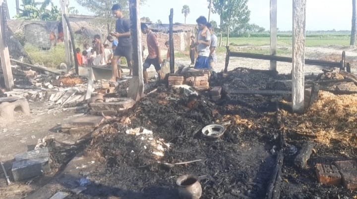 खाना बनाने के दौरान लगी आग से चार घर जलकर राख