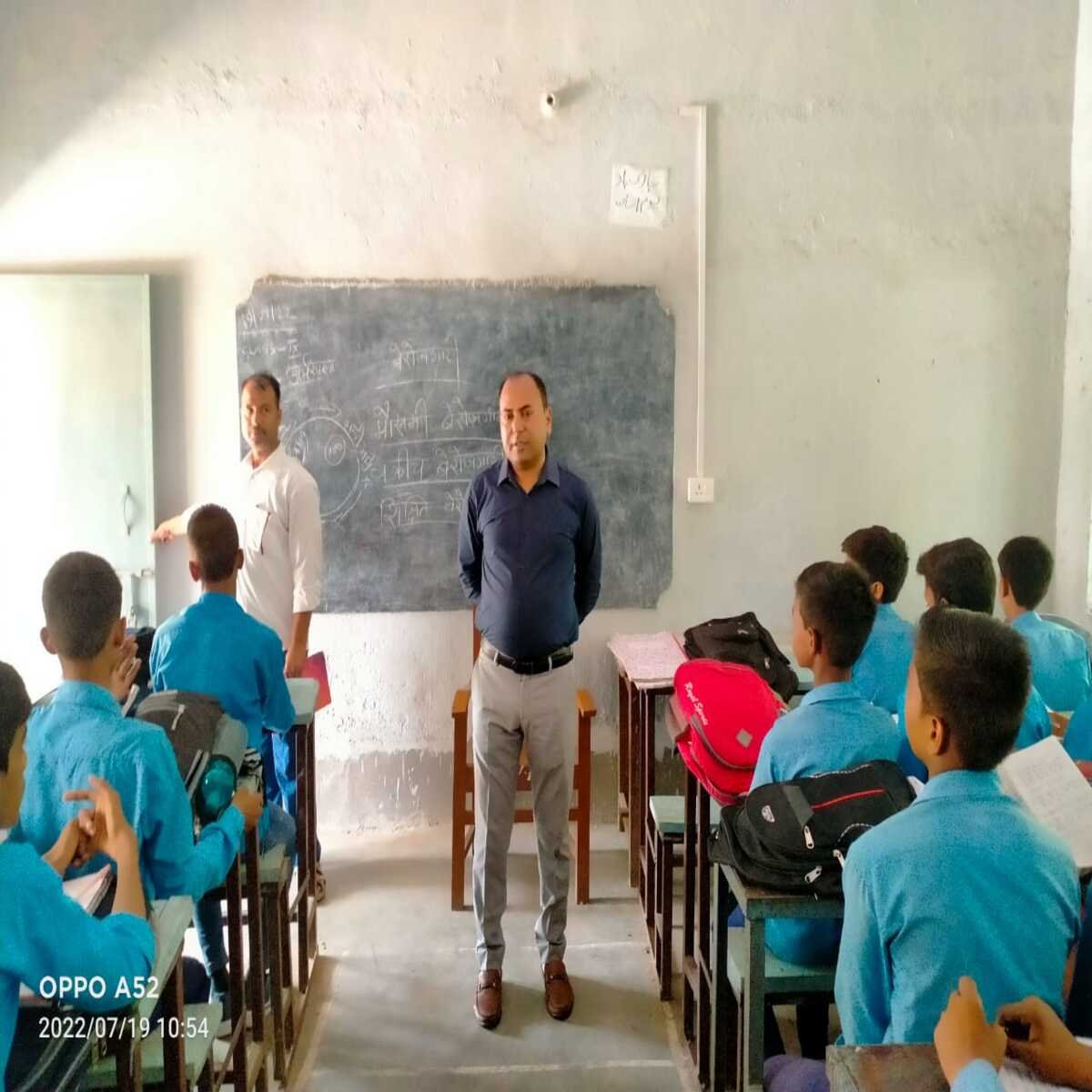 रोहतास: ईओ ने प्लस टू हाईस्कूल और खाद की दुकानों का किया औचक निरीक्षण 