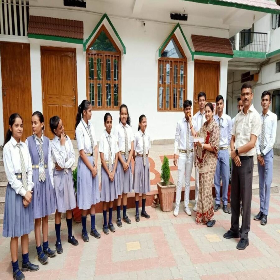 रोहतास: बारहवीं सीबीएसई में एबीआर विद्यालय का प्रीतम राज बना स्कूल टॉपर, अभिभावकों संग स्कूल प्रशासन ने की ख़ुशी जाहीर
