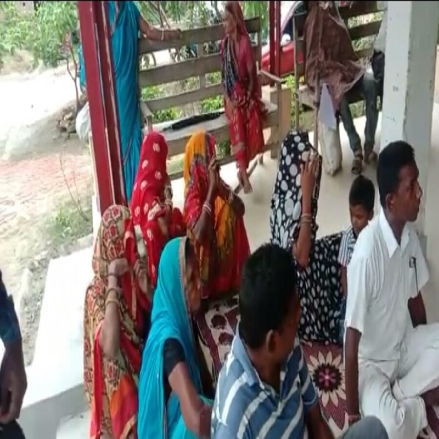 अभियुक्तों की गिरफ्तारी की मांग को लेकर थाना पर दिया धरना