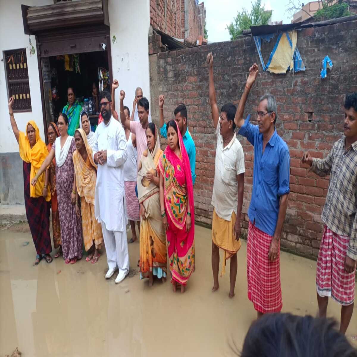 सासाराम : जलजमाव व गंदगी को लेकर लोगों ने किया प्रदर्शन
