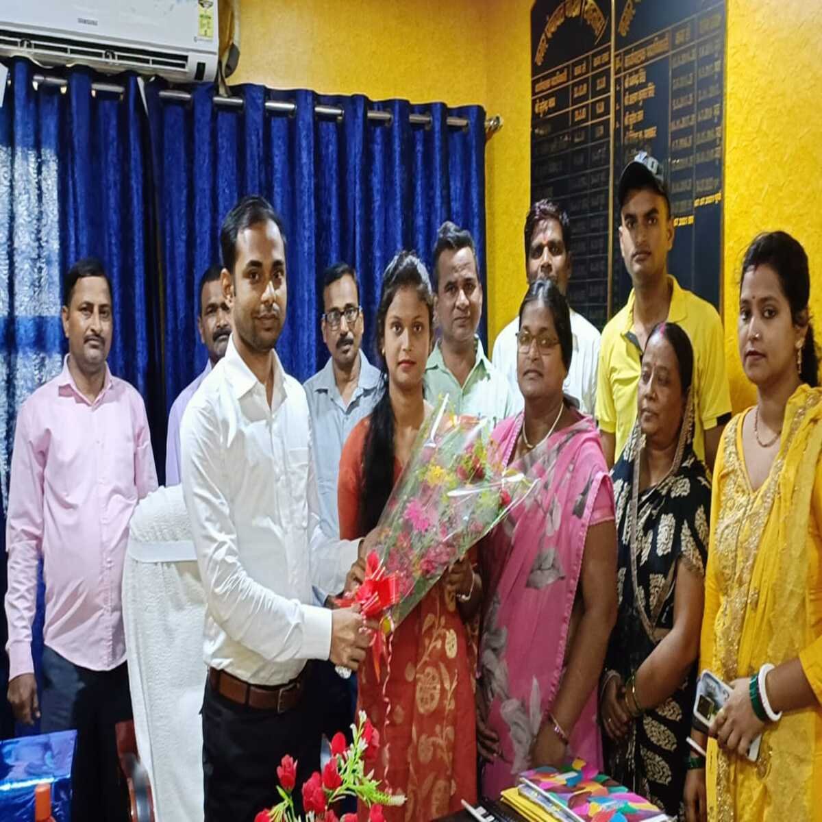 रोहतास: पुलिस से दरोगा बन सुष्मिता राज के लिए विशेष समारोह आयोजित, कार्यपालक पदाधिकारी अमित कुमार ने किया सम्मानित