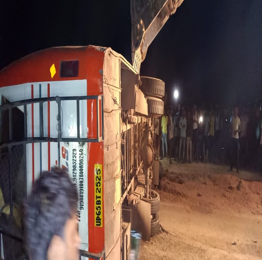 रोहतास : यात्री बस पलटने से एक की मौत आधा दर्जन लोग घायल