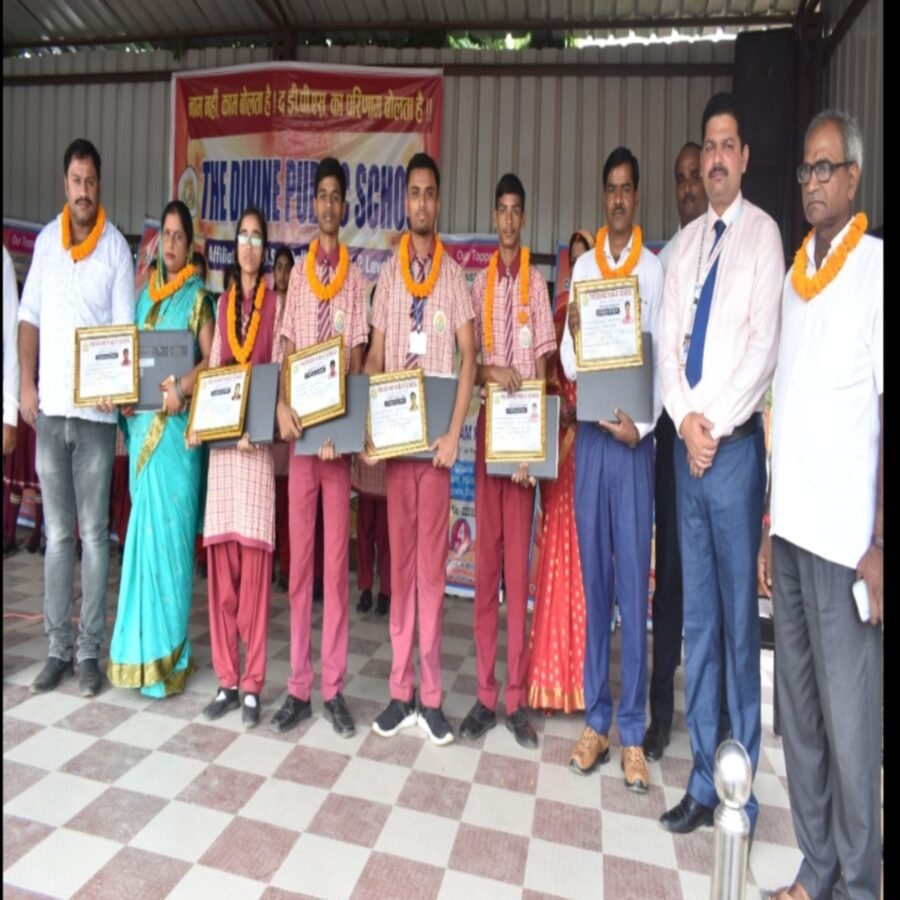 रोहतास: सफल छात्रों को लैपटॉप बाँट  द डीपीएस में बढ़ाया हौसला, 95 प्रतिशत से अधिक अंक लाने वाले 6 विद्यार्थी पुरष्कृत