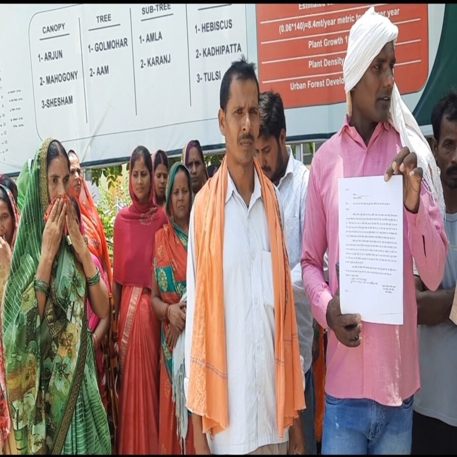 रोहतास: अवैध रूप से गांव का रास्ता बंद किये जाने पर जिलाधिकारी ने ग्रामीणों ने लगाई गुहार